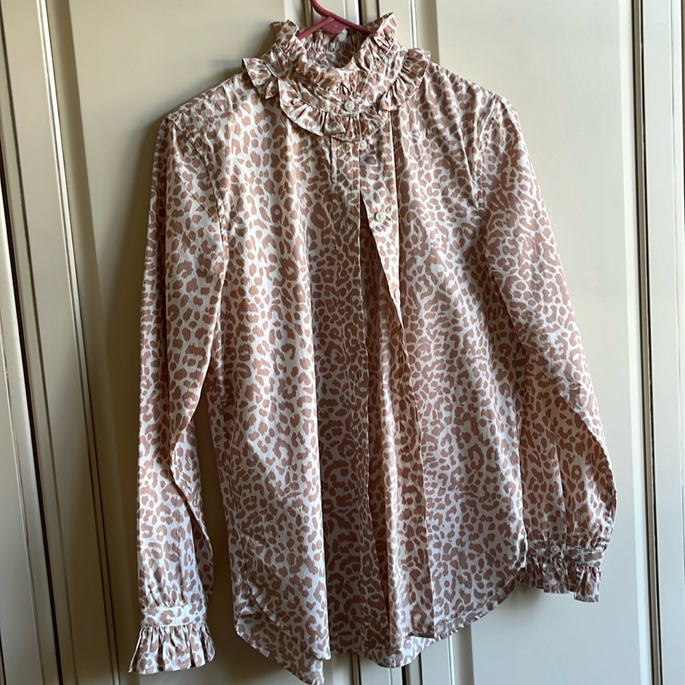 J Crew women’s 2 color animal print blouse. Beige and white crisp cotton